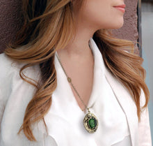 Load image into Gallery viewer, Vintage Emerald Green Intaglio Locket N1129