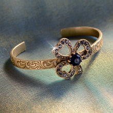 Load image into Gallery viewer, Victorian Trefoil Lucky Bracelet BR488 - Sweet Romance Wholesale