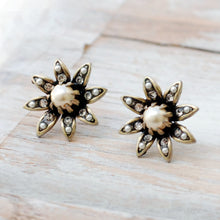 Load image into Gallery viewer, Daisy Pearl Flower Earrings E1128 - Sweet Romance Wholesale