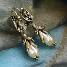 Load image into Gallery viewer, Lily Pearl Earrings - Sweet Romance Wholesale